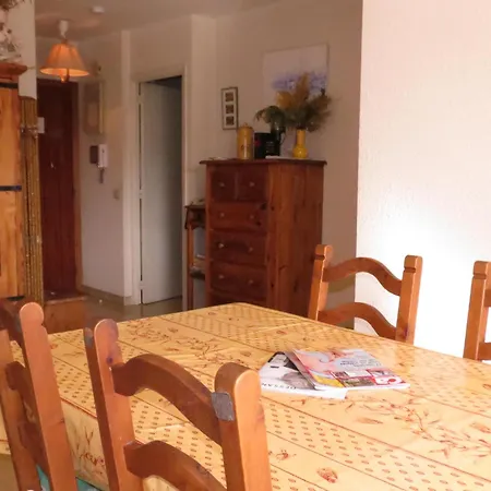 2 Pieces Climatise, Calme, Proche Centre-ville Et Plage, Avec Balcon - - Fr-1-780-78 Apartment *