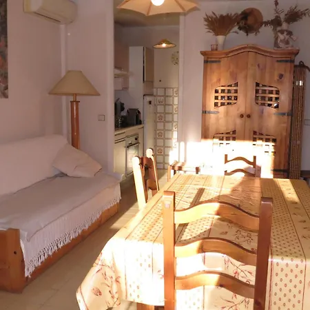 2 Pieces Climatise, Calme, Proche Centre-ville Et Plage, Avec Balcon - - Fr-1-780-78 Apartment *